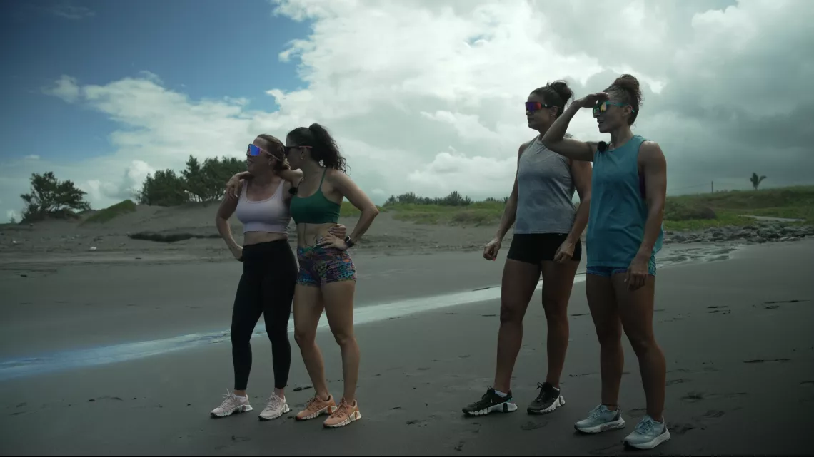 Trois générations de femmes sur l'île de la Réunion repoussent les limites de la force physique. Daisy (60 ans), Stéphanie (40 ans) et Loane (20 ans) excellent dans l'haltérophilie, la force athlétique, et le crossfit, chacune à leur manière. 