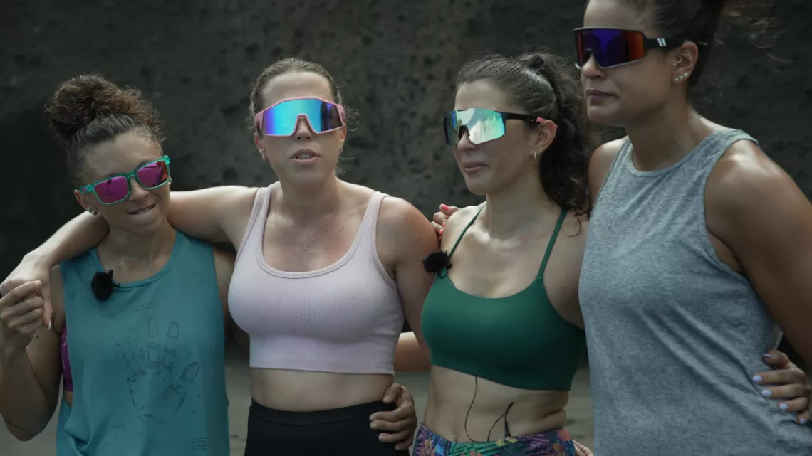 Trois générations de femmes sur l'île de la Réunion repoussent les limites de la force physique. Daisy (60 ans), Stéphanie (40 ans) et Loane (20 ans) excellent dans l'haltérophilie, la force athlétique, et le crossfit, chacune à leur manière. 
