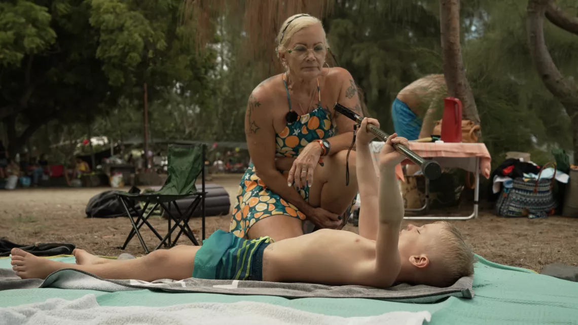 Trois générations de femmes sur l'île de la Réunion repoussent les limites de la force physique. Daisy (60 ans), Stéphanie (40 ans) et Loane (20 ans) excellent dans l'haltérophilie, la force athlétique, et le crossfit, chacune à leur manière. 