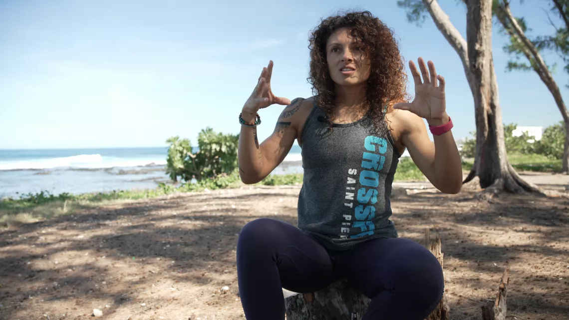 Trois générations de femmes sur l'île de la Réunion repoussent les limites de la force physique. Daisy (60 ans), Stéphanie (40 ans) et Loane (20 ans) excellent dans l'haltérophilie, la force athlétique, et le crossfit, chacune à leur manière. 