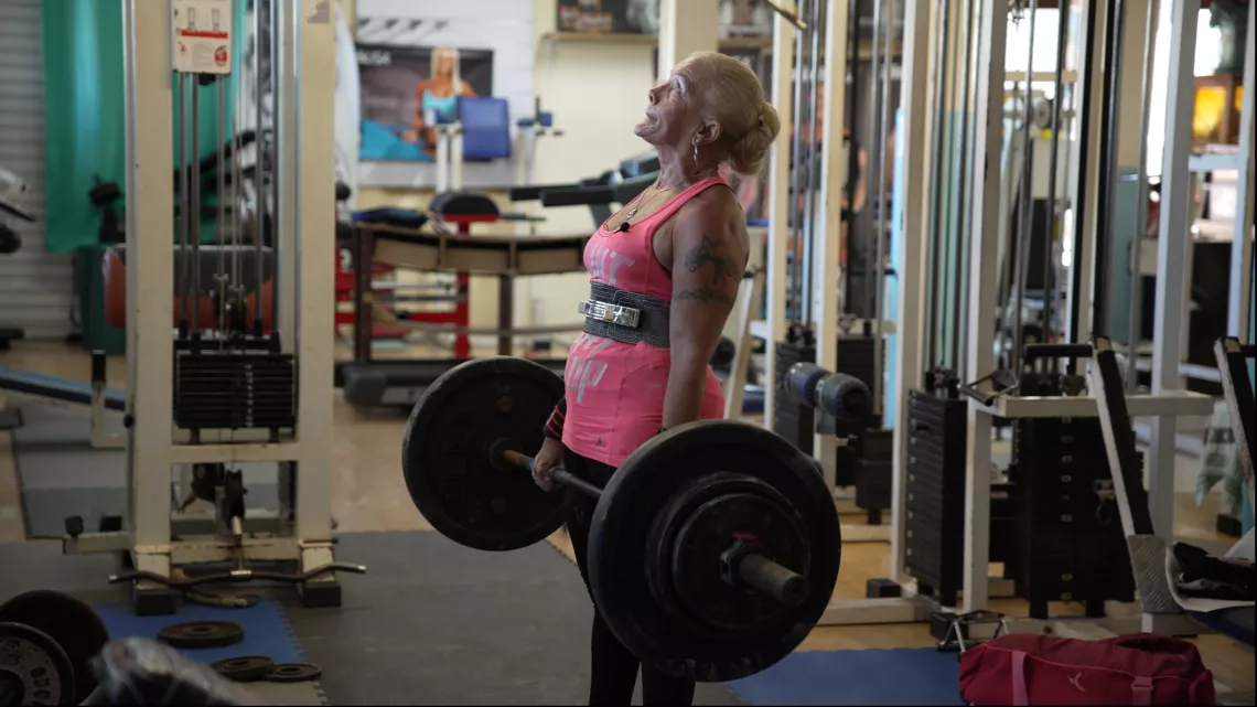 Trois générations de femmes sur l'île de la Réunion repoussent les limites de la force physique. Daisy (60 ans), Stéphanie (40 ans) et Loane (20 ans) excellent dans l'haltérophilie, la force athlétique, et le crossfit, chacune à leur manière. 