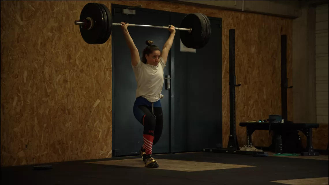 Trois générations de femmes sur l'île de la Réunion repoussent les limites de la force physique. Daisy (60 ans), Stéphanie (40 ans) et Loane (20 ans) excellent dans l'haltérophilie, la force athlétique, et le crossfit, chacune à leur manière. 