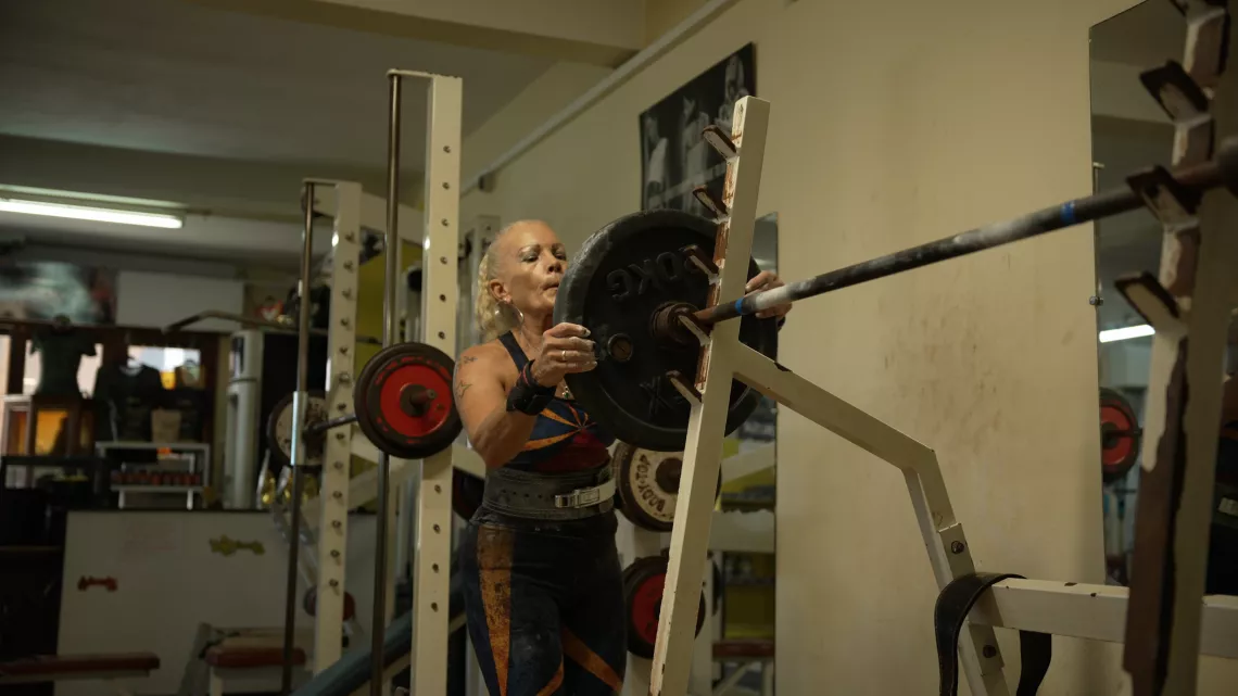 Trois générations de femmes sur l'île de la Réunion repoussent les limites de la force physique. Daisy (60 ans), Stéphanie (40 ans) et Loane (20 ans) excellent dans l'haltérophilie, la force athlétique, et le crossfit, chacune à leur manière. 