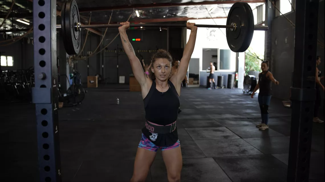 Trois générations de femmes sur l'île de la Réunion repoussent les limites de la force physique. Daisy (60 ans), Stéphanie (40 ans) et Loane (20 ans) excellent dans l'haltérophilie, la force athlétique, et le crossfit, chacune à leur manière. 