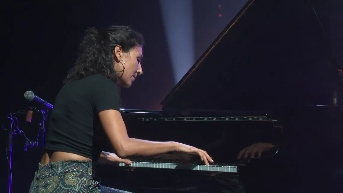 Dans un univers onirique, empreint de poésie, le trio explore les possibilités infinies de jeu et d’expression qu’offre le jazz, cette musique de l’instant. 
