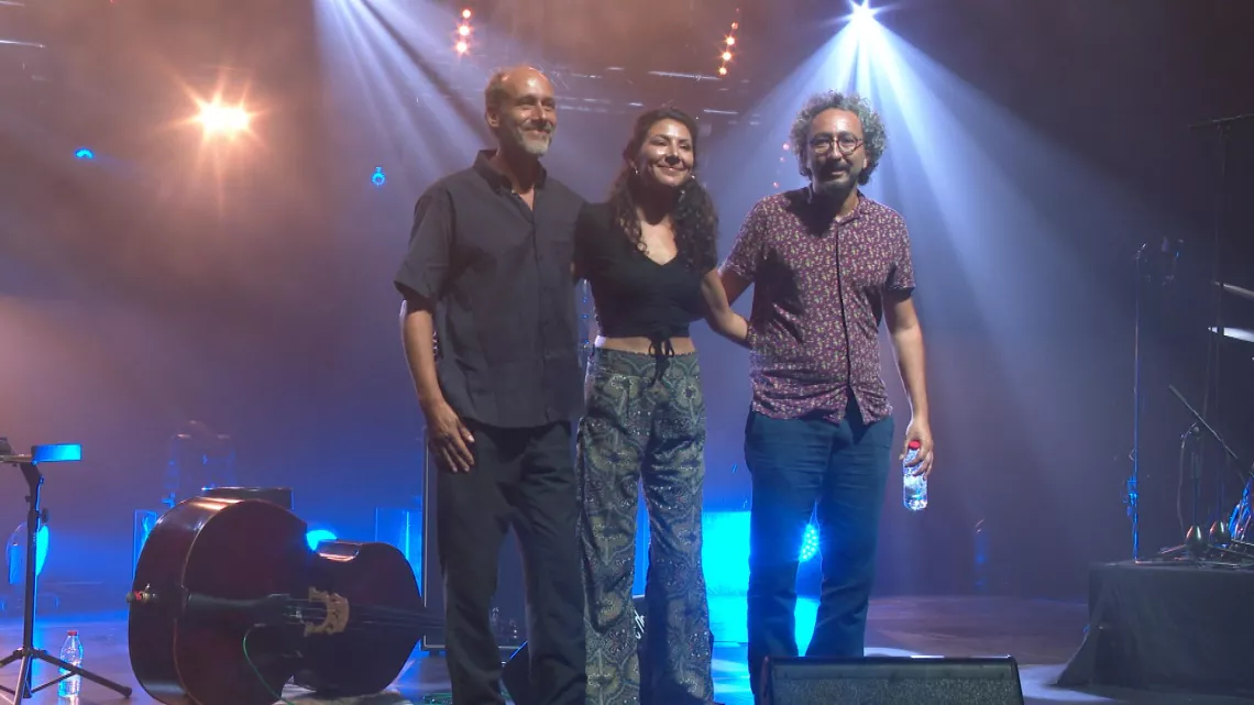 Dans un univers onirique, empreint de poésie, le trio explore les possibilités infinies de jeu et d’expression qu’offre le jazz, cette musique de l’instant. 