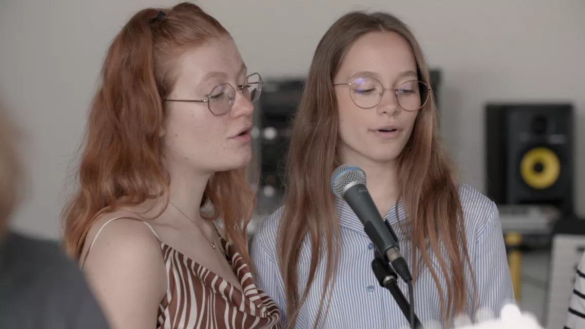 Lycéennes de Courbet adaptent la chanson de Julie Bataille
