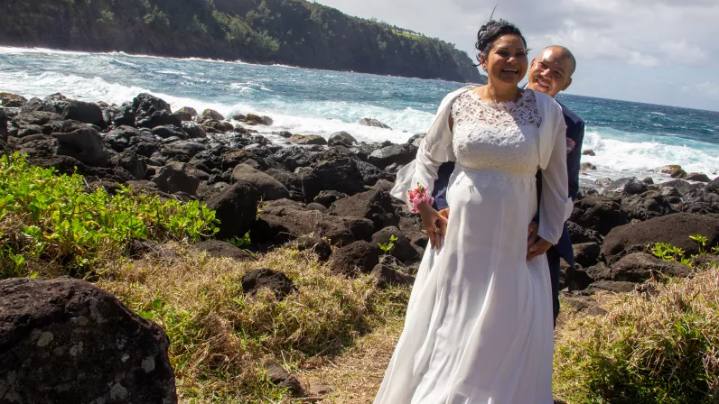 LAMOUR LE DOU S11 / Ep.4 Florence et Éric Pour Florence, 42 ans, il a suffi d’un seul clic sur le profil d’Éric, 44 ans, pour trouver en lui son âme-sœur. Rapidement, la jeune femme épaule sa moitié dans son entreprise qui bat de l’aile et le couple finit par s’en sortir. Éric prend maintenant du temps pour lui après avoir surmonté cette épreuve. Et quoi de mieux qu’une union pour vivre un bonheur amplement mérité. Toute l’équipe de Lamour Lé Dou vous emmène du côté de Saint-Joseph pour assister au mariage 