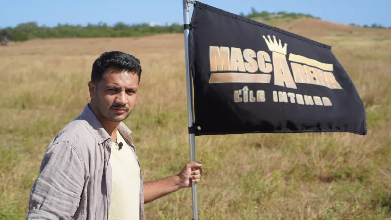 MASCARENA, L’ILE INTENSE Le 1er jeu d’aventure 100% réunionnais 3 candidats, 1 gagnant 1 objectif, venir en aide à des associations caritatives  1 décor naturel, l’Ile Intense  Chaque émission se déroulera dans une commune différente de l’île, emmenée par le Game Master, Tony Boyer