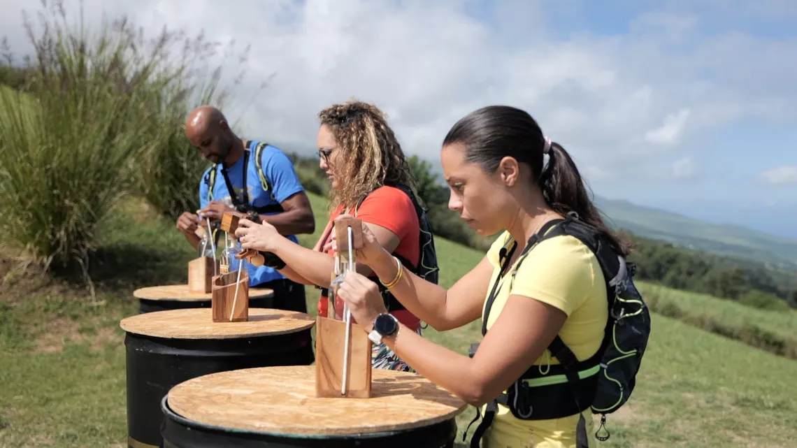 MASCARENA, L’ILE INTENSE Le 1er jeu d’aventure 100% réunionnais 3 candidats, 1 gagnant 1 objectif, venir en aide à des associations caritatives  1 décor naturel, l’Ile Intense  Chaque émission se déroulera dans une commune différente de l’île, emmenée par le Game Master, Tony Boyer