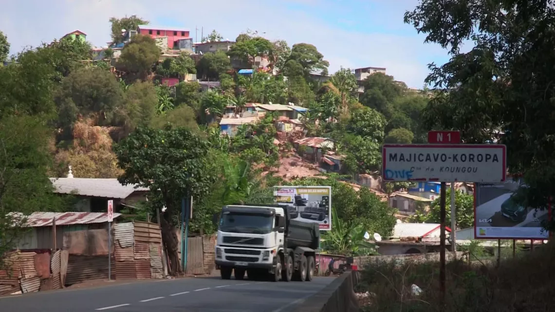 Un mois et huit jours, c’est le délai imparti aux familles, à compter de la publication de l’arrêté préfectoral, pour évacuer le bidonville dans lequel elles habitent avant sa destruction par les autorités. A Mayotte, l’application de la loi ELAN pour la résorption de l’habitat informel a accéléré sa cadence.