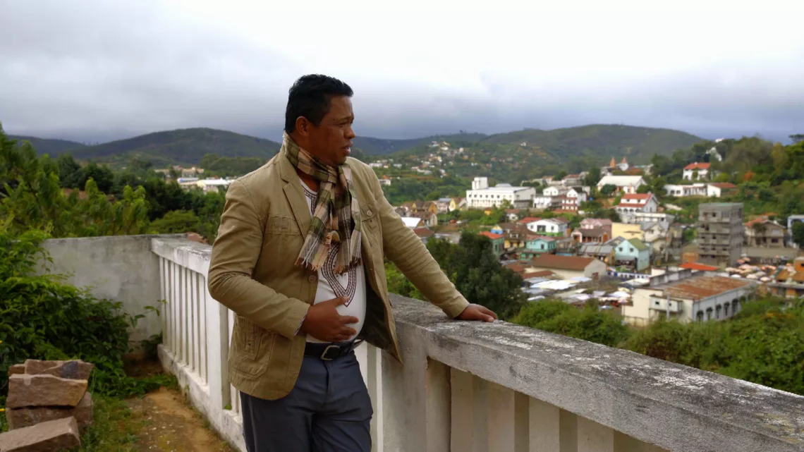 A Madagascar, au cœur de l’Océan Indien, la terre est sacrée. Pour assurer une volonté partagée de vivre ensemble, la population mesure l’importance de sécuriser ses terres par un droit de propriété. 