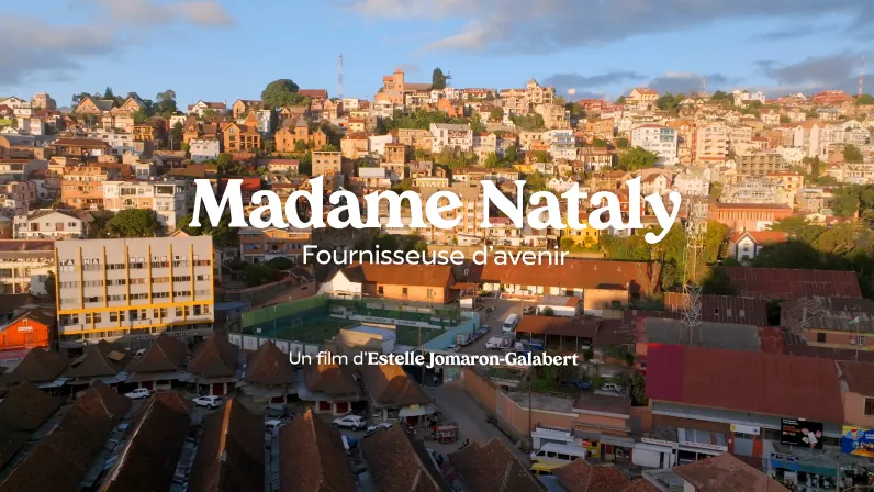 Le mercredi 3 juin en prime time, la case documentaire Archipels sur Réunion la 1ère vous propose une immersion poignante de 52 minutes au cœur de l'engagement humanitaire. Réalisé par Estelle Jomaron-Galabert (Bis répétita), « Madame Nataly » dresse le portrait sensible, inspirant et sans fard d’une femme qui a choisi de faire de la résilience son combat quotidien entre La Réunion et Madagascar