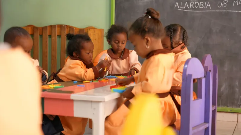 Le mercredi 3 juin en prime time, la case documentaire Archipels sur Réunion la 1ère vous propose une immersion poignante de 52 minutes au cœur de l'engagement humanitaire. Réalisé par Estelle Jomaron-Galabert (Bis répétita), « Madame Nataly » dresse le portrait sensible, inspirant et sans fard d’une femme qui a choisi de faire de la résilience son combat quotidien entre La Réunion et Madagascar