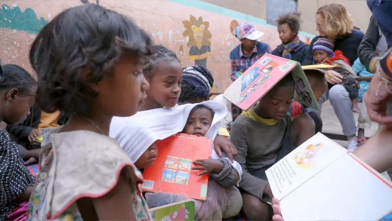 Le mercredi 3 juin en prime time, la case documentaire Archipels sur Réunion la 1ère vous propose une immersion poignante de 52 minutes au cœur de l'engagement humanitaire. Réalisé par Estelle Jomaron-Galabert (Bis répétita), « Madame Nataly » dresse le portrait sensible, inspirant et sans fard d’une femme qui a choisi de faire de la résilience son combat quotidien entre La Réunion et Madagascar