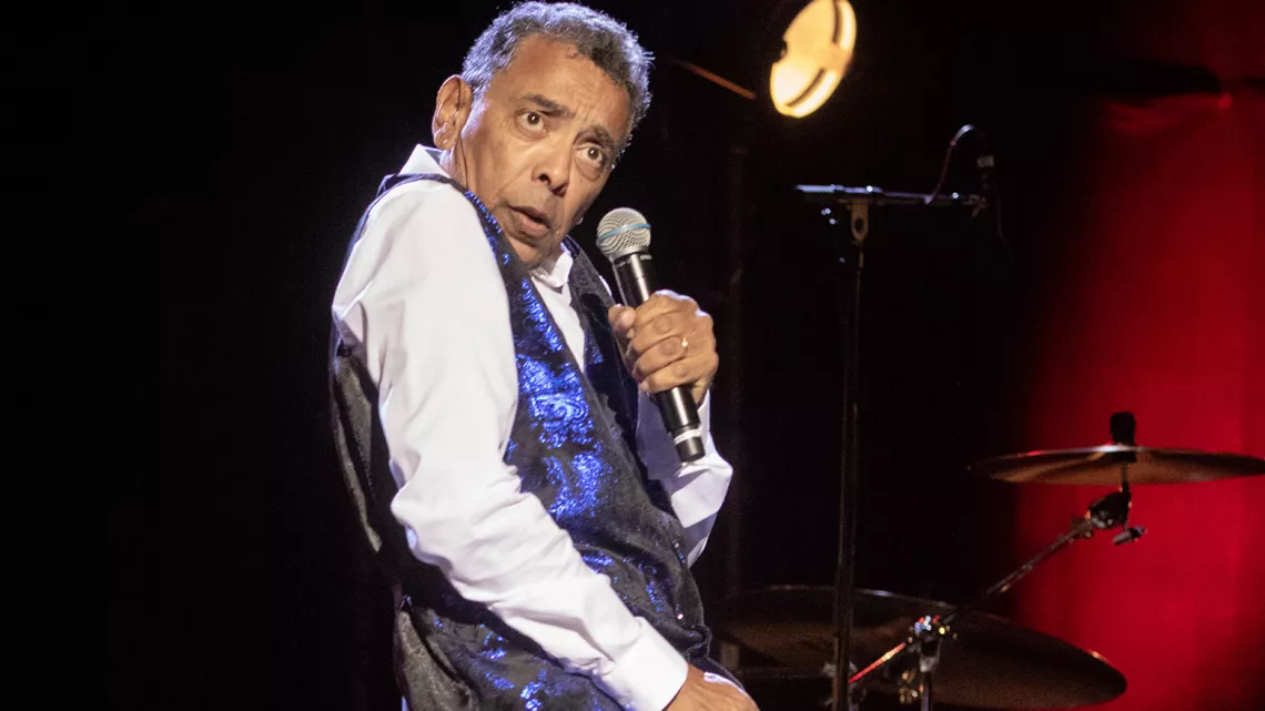 « Décidément, cette année, n’est pas la bonne année pour l’alignement des planètes, c’est un l’année la « chiace », comme dirait le nouveau personnage gardien cabri incarné par Thierry Jardinot , qui fera dans ce spectacle  un parallèle , entre la situation précaire qu’ ont vécu , les  Gramoun en 1940 et ce que vit « nout’ société péi » en 2022, avec cette guerre en Ukraine et ses effets collatéraux !