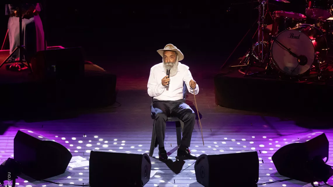  « Décidément, cette année, n’est pas la bonne année pour l’alignement des planètes, c’est un l’année la « chiace », comme dirait le nouveau personnage gardien cabri incarné par Thierry Jardinot , qui fera dans ce spectacle  un parallèle , entre la situation précaire qu’ ont vécu , les  Gramoun en 1940 et ce que vit « nout’ société péi » en 2022, avec cette guerre en Ukraine et ses effets collatéraux !