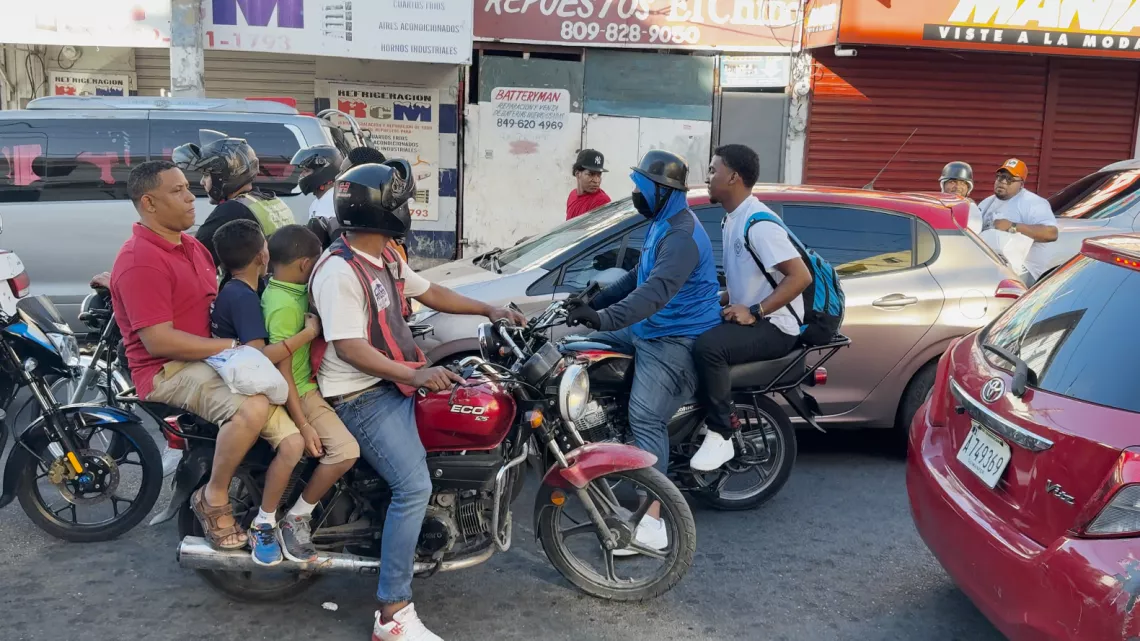 Caraïbes, le mensuel : Motos taxis en République Dominicaine