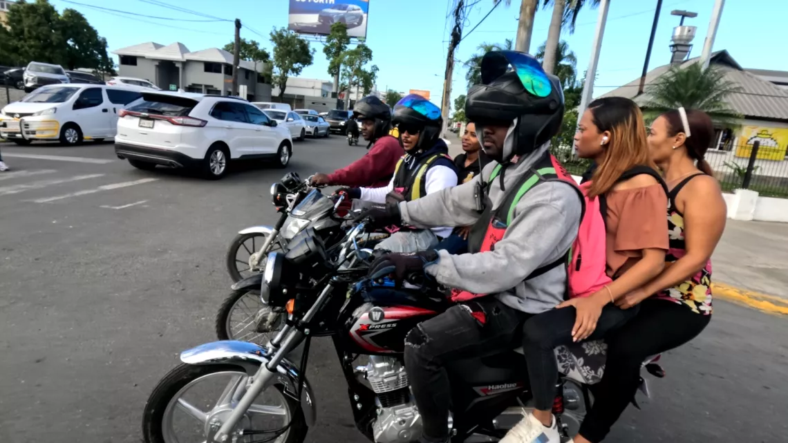Caraïbes, le mensuel : Motos taxis en République Dominicaine