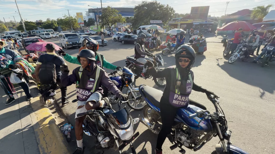 Caraïbes, le mensuel : Motos taxis en République Dominicaine