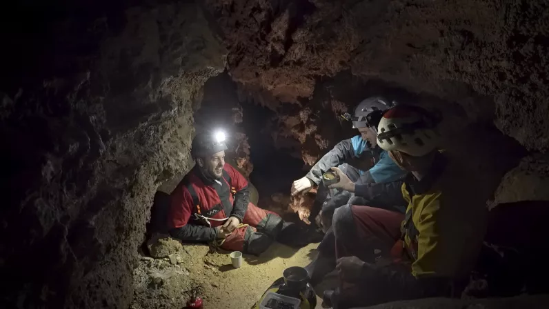 NOS TERRES INCONNUES DANS LE VERCORS AVEC CLAUDIO CAPEO © Adenium TV