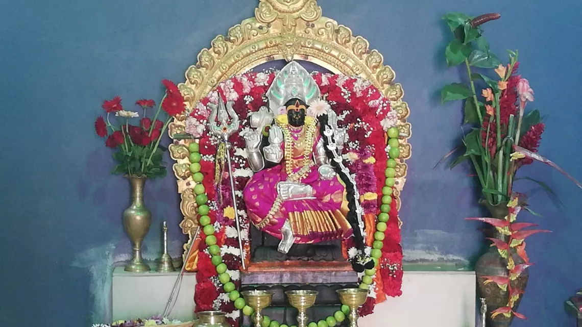 Le 12 avril, dans les conditions du direct, Réunion la 1ère a posé ses caméras pour vous faire vivre la cérémonie religieuse donnée à l’occasion cette nouvelle année 5123 au temple Tamoul Shri Maha Badra Karli à la Ravine Blanche à Saint-Pierre qui est l'un des plus beaux de l'île. Construit en 1972 et restauré en 1988, cet édifice est dédié à la déesse Karli.