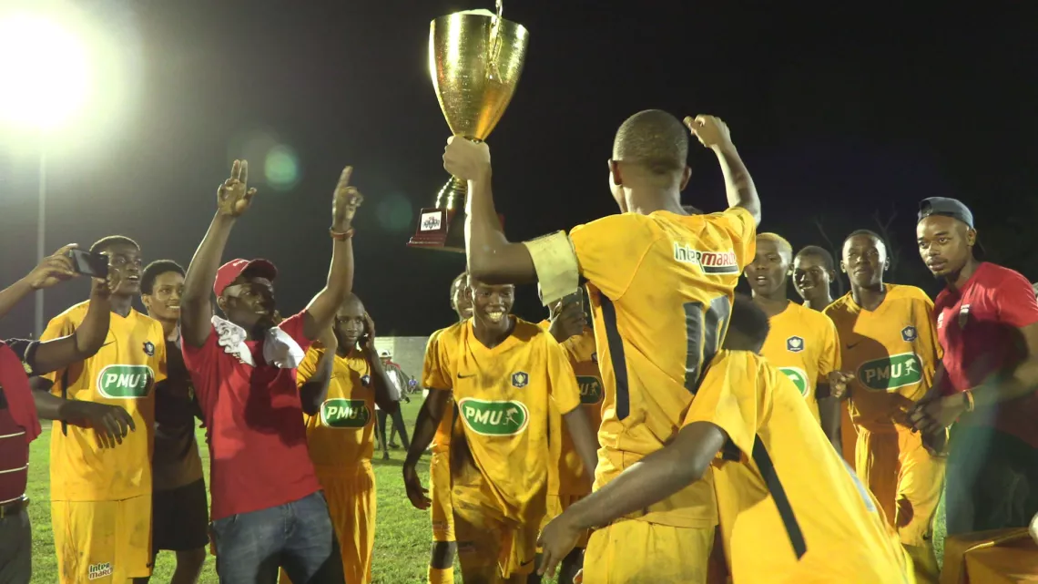 L’idée de ce documentaire est de mettre en valeur la belle action sociale et sportive organisée par la Ligue Mahoraise de Football : « La coupe des communes U18 Garçon », une action qui a pour objectif de réduire les conflits inter-villages et de créer des amitiés.