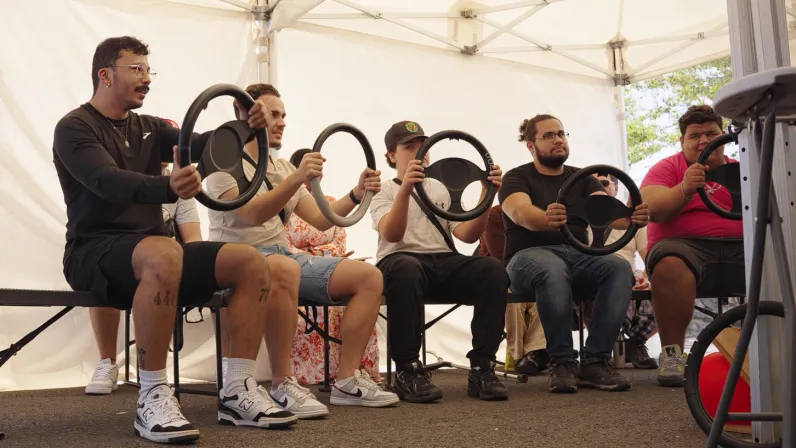 Pendant un an, le créateur Moustache Kréol s'est lancé un défi fou : devenir pilote de course 🏁. Entre préparation physique intense, entraînements sur simulateur et doutes vertigineux, il nous livre un récit brut et sans filtre. Loin des clichés et du vernis d'Internet, Archipels dévoile l'envers du décor d'une aventure humaine bouleversante. 🎥✨