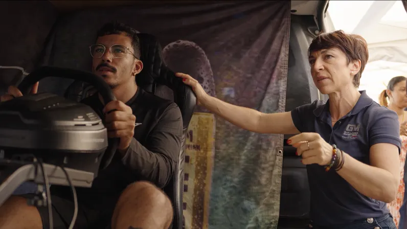 Pendant un an, le créateur Moustache Kréol s'est lancé un défi fou : devenir pilote de course 🏁. Entre préparation physique intense, entraînements sur simulateur et doutes vertigineux, il nous livre un récit brut et sans filtre. Loin des clichés et du vernis d'Internet, Archipels dévoile l'envers du décor d'une aventure humaine bouleversante. 🎥✨