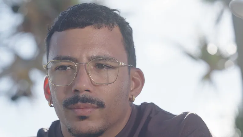 Pendant un an, le créateur Moustache Kréol s'est lancé un défi fou : devenir pilote de course 🏁. Entre préparation physique intense, entraînements sur simulateur et doutes vertigineux, il nous livre un récit brut et sans filtre. Loin des clichés et du vernis d'Internet, Archipels dévoile l'envers du décor d'une aventure humaine bouleversante. 🎥✨