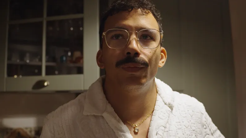 Pendant un an, le créateur Moustache Kréol s'est lancé un défi fou : devenir pilote de course 🏁. Entre préparation physique intense, entraînements sur simulateur et doutes vertigineux, il nous livre un récit brut et sans filtre. Loin des clichés et du vernis d'Internet, Archipels dévoile l'envers du décor d'une aventure humaine bouleversante. 🎥✨