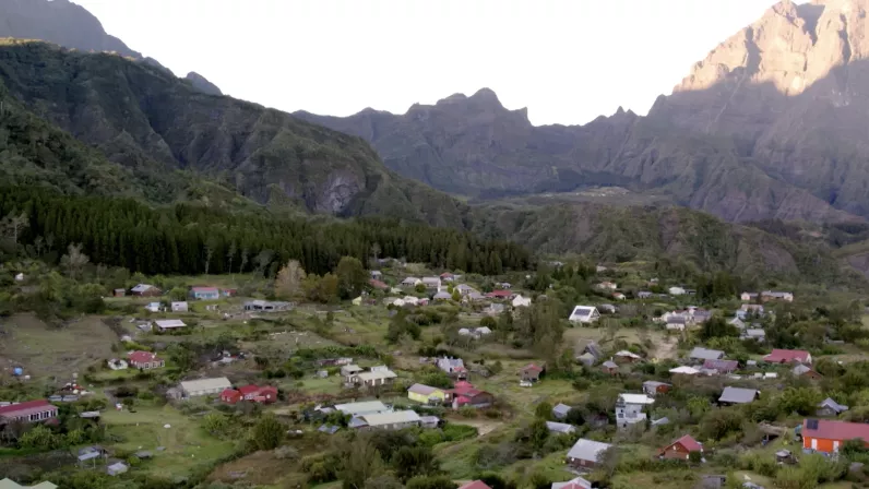 « Reines de Mafate, du marronnage à nos jours » dessine le portrait de femmes, avec leurs forces, leurs combats et leurs idées tout en racontant les origines et la culture d’une communauté. 
