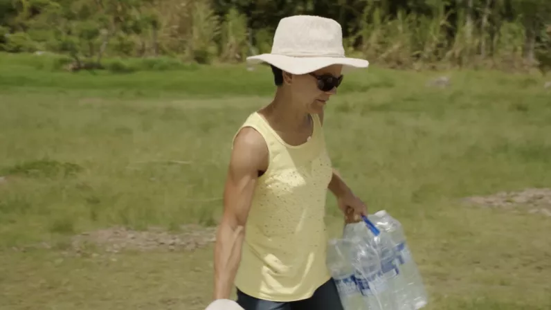 « Reines de Mafate, du marronnage à nos jours » dessine le portrait de femmes, avec leurs forces, leurs combats et leurs idées tout en racontant les origines et la culture d’une communauté