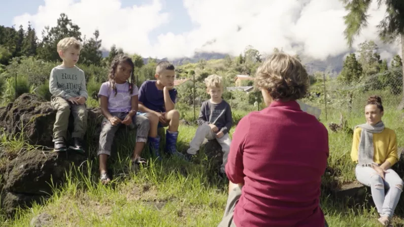 « Reines de Mafate, du marronnage à nos jours » dessine le portrait de femmes, avec leurs forces, leurs combats et leurs idées tout en racontant les origines et la culture d’une communauté. 
