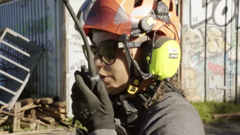 « Reines de Mafate, du marronnage à nos jours » dessine le portrait de femmes, avec leurs forces, leurs combats et leurs idées tout en racontant les origines et la culture d’une communauté. 