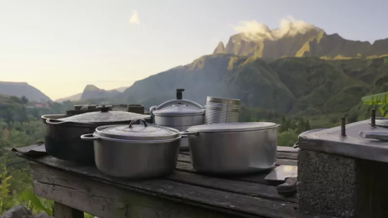 « Reines de Mafate, du marronnage à nos jours » dessine le portrait de femmes, avec leurs forces, leurs combats et leurs idées tout en racontant les origines et la culture d’une communauté. 