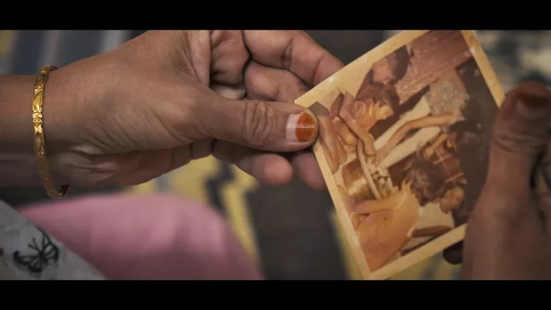 Ce film documentaire invite à partager ce voyage intérieur et géographique. Il propose de retracer l’odyssée des Indiens gujaratis, de l’Inde à Madagascar, jusqu’à La Réunion, en questionnant ce que signifie “être réunionnais” à travers cette histoire de migrations et de métissages