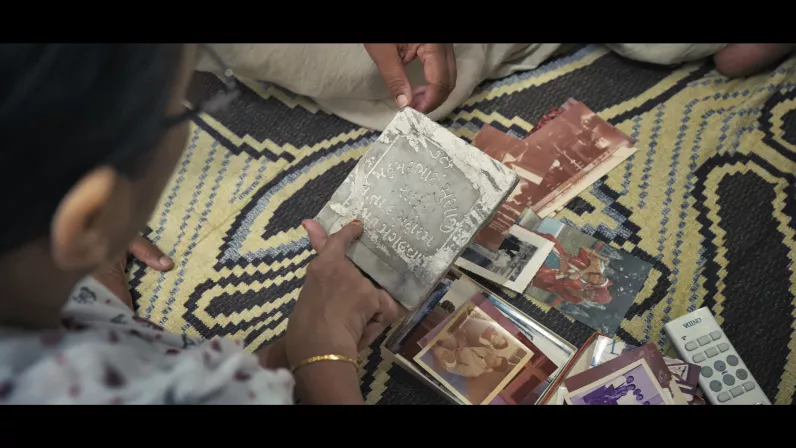 Ce film documentaire invite à partager ce voyage intérieur et géographique. Il propose de retracer l’odyssée des Indiens gujaratis, de l’Inde à Madagascar, jusqu’à La Réunion, en questionnant ce que signifie “être réunionnais” à travers cette histoire de migrations et de métissages