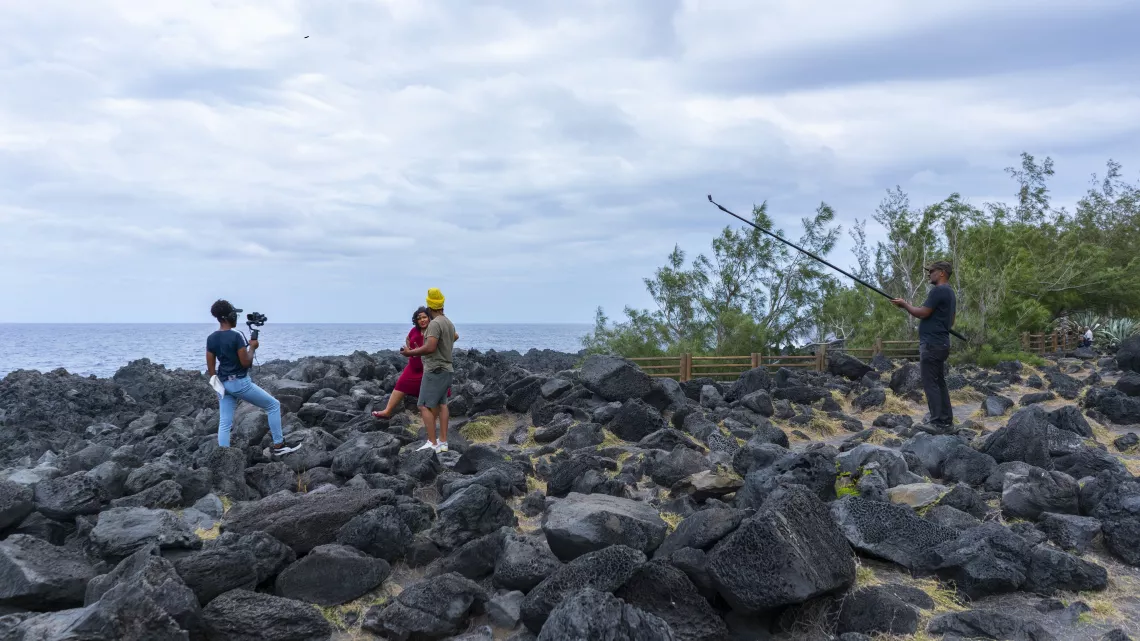 Lé toujours plus gayar, quand Sé Zot Ki Koz!  Cette année, c'est Johanne Vélia qui nous emmène partout à La Réunion. Qu'il pleuve, qu'il vente ou... que le volcan i pète! Johanne n'a peur de rien et nous fait découvrir les lieux touristiques, les lieux urbains, les lieux où l'on travaille, bref, là où les Réunionnais vivent. 