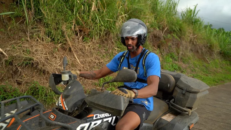 MASCARENA, L’ILE INTENSE Le 1er jeu d’aventure 100% réunionnais 3 candidats, 1 gagnant 1 objectif, venir en aide à des associations caritatives  1 décor naturel, l’Ile Intense  Chaque émission se déroulera dans une commune différente de l’île, emmenée par le Game Master, Tony Boyer