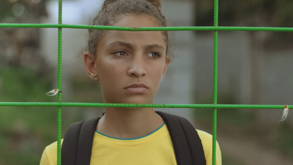 Eva, jeune réunionnaise de 11 ans, voit sa vie chamboulée quand elle découvre avec ses deux amis Alix et Rémi que leur « repaire », l’endroit où ils passaient leur temps libre est détruit.