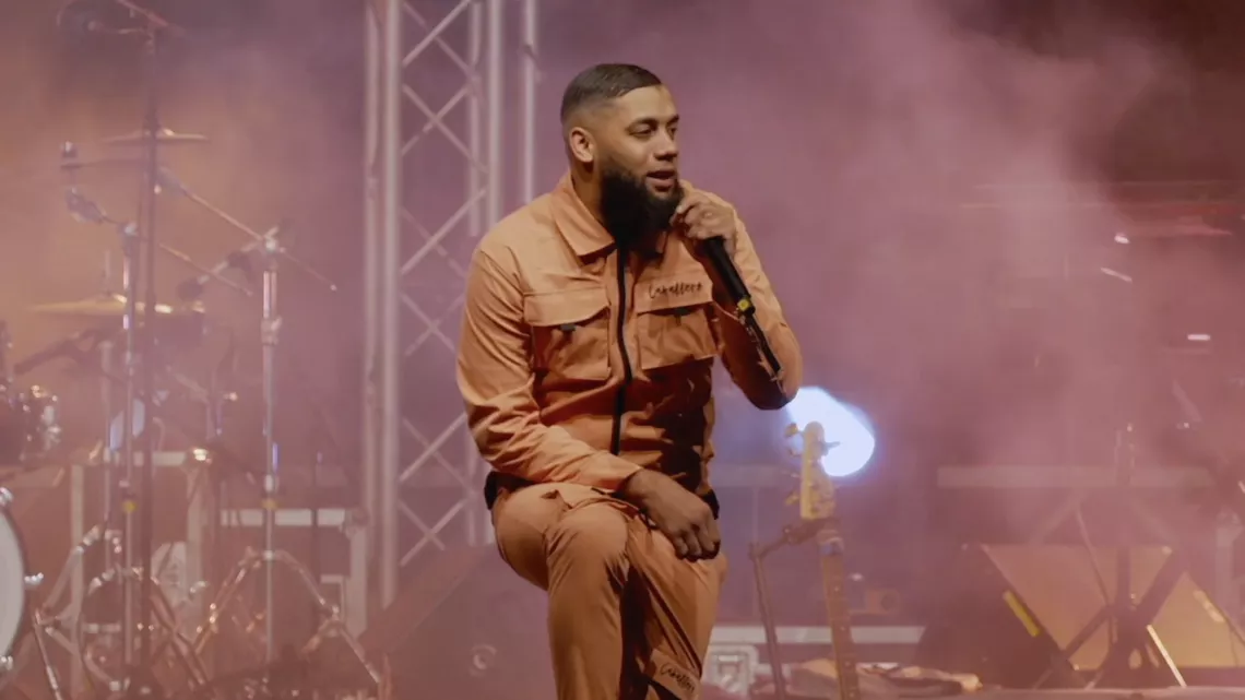 Benjam a organisé le 13 juillet dernier le concert anniversaire de ses 25 ans de carrière sur le Boulevard Hubert Delisle à Saint-Pierre, fermé à la circulation pour la célébration de notre Fête nationale. Originaire de Saint-André à l’île de La Réunion, Benjam a fait ses classes dans le groupe de maloya Cimendef avant de surfer, avec une égale aisance, sur différentes vagues musicales, du ragga au zouk en passant par le séga, le rap ou le reggae.