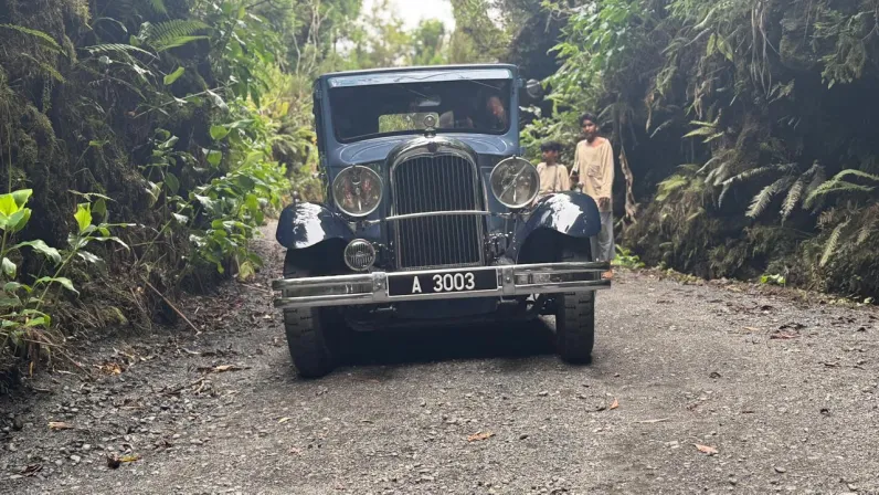 Incursion poignante dans l'histoire de La Réunion et de ses transports : découvrez TAKDEER, l'histoire captivante d'Osmann MOOLAND. Du mythique « bus courant d'air » à l'essor des réseaux voyageurs, plongez dans l'héritage d'un bâtisseur qui a marqué notre île. 🚌💨
