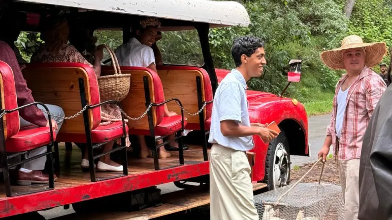 Incursion poignante dans l'histoire de La Réunion et de ses transports : découvrez TAKDEER, l'histoire captivante d'Osmann MOOLAND. Du mythique « bus courant d'air » à l'essor des réseaux voyageurs, plongez dans l'héritage d'un bâtisseur qui a marqué notre île. 🚌💨