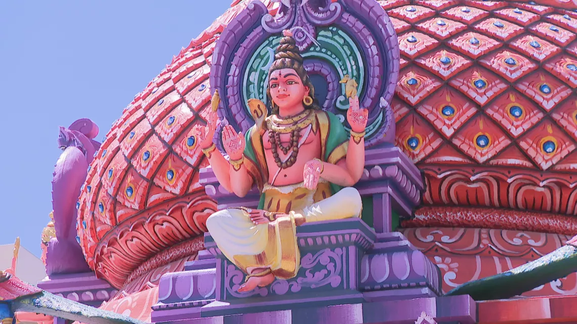 Pouttandou Vajtoukkel 5124 : « Bonne année 5124 » à la communauté indienne tamoule sur Réunion la 1ère !  Le temple de l’association Siva Vishnou Karly de Saint-Paul a été érigé il y a 135 ans. Il se compose de deux sanctuaires principaux qui abritent respectivement la demeure de SHRI MOUROUGA et l’autre celle de SHRI MARIAMMAN.  Dans ce lieu de culte hindou, on organise chaque année deux importantes tavam ou pénitences à savoir le Kâvadi en l’honneur de SHRI MOUROUGA et une timidi ou marche sur le feu en l