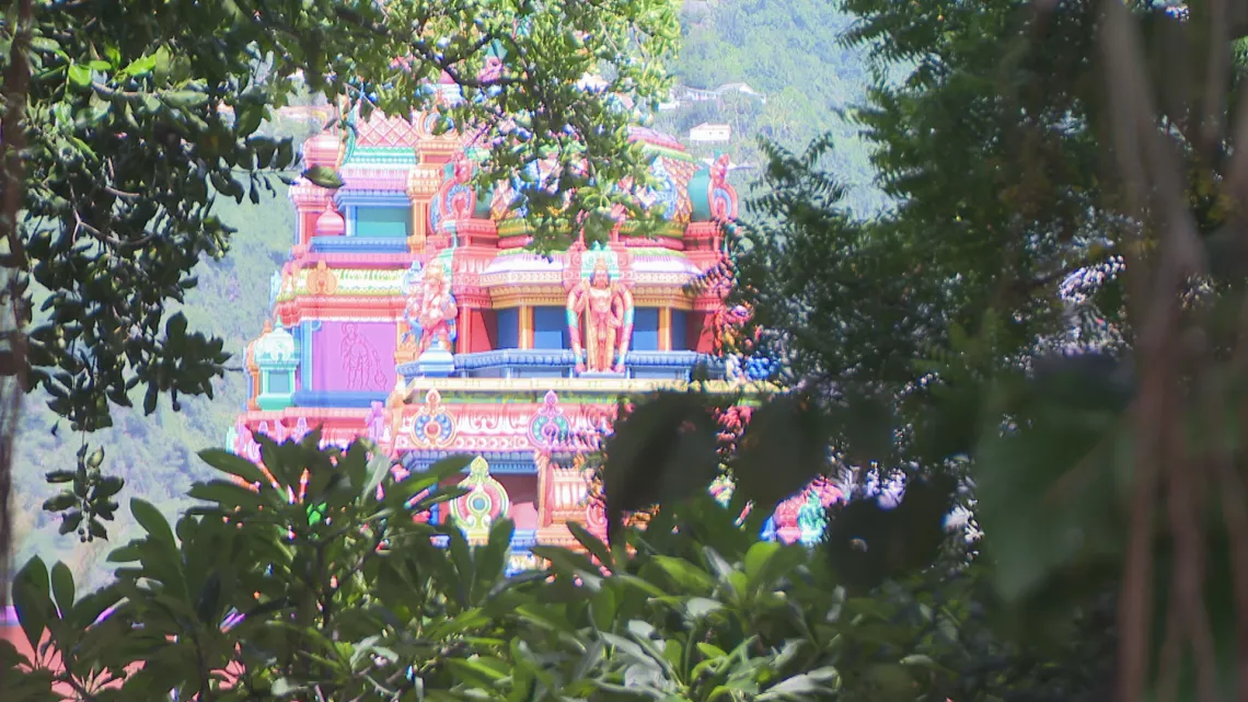 Pouttandou Vajtoukkel 5124 : « Bonne année 5124 » à la communauté indienne tamoule sur Réunion la 1ère !  Le temple de l’association Siva Vishnou Karly de Saint-Paul a été érigé il y a 135 ans. Il se compose de deux sanctuaires principaux qui abritent respectivement la demeure de SHRI MOUROUGA et l’autre celle de SHRI MARIAMMAN.  Dans ce lieu de culte hindou, on organise chaque année deux importantes tavam ou pénitences à savoir le Kâvadi en l’honneur de SHRI MOUROUGA et une timidi ou marche sur le feu en l