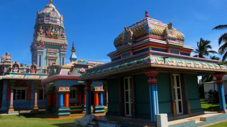 Le 12 avril, dans les conditions du direct, Réunion la 1ère a posé ses caméras pour vous faire vivre la cérémonie religieuse donnée à l’occasion cette nouvelle année 5123 au temple Tamoul Shri Maha Badra Karli à la Ravine Blanche à Saint-Pierre qui est l'un des plus beaux de l'île. Construit en 1972 et restauré en 1988, cet édifice est dédié à la déesse Karli.