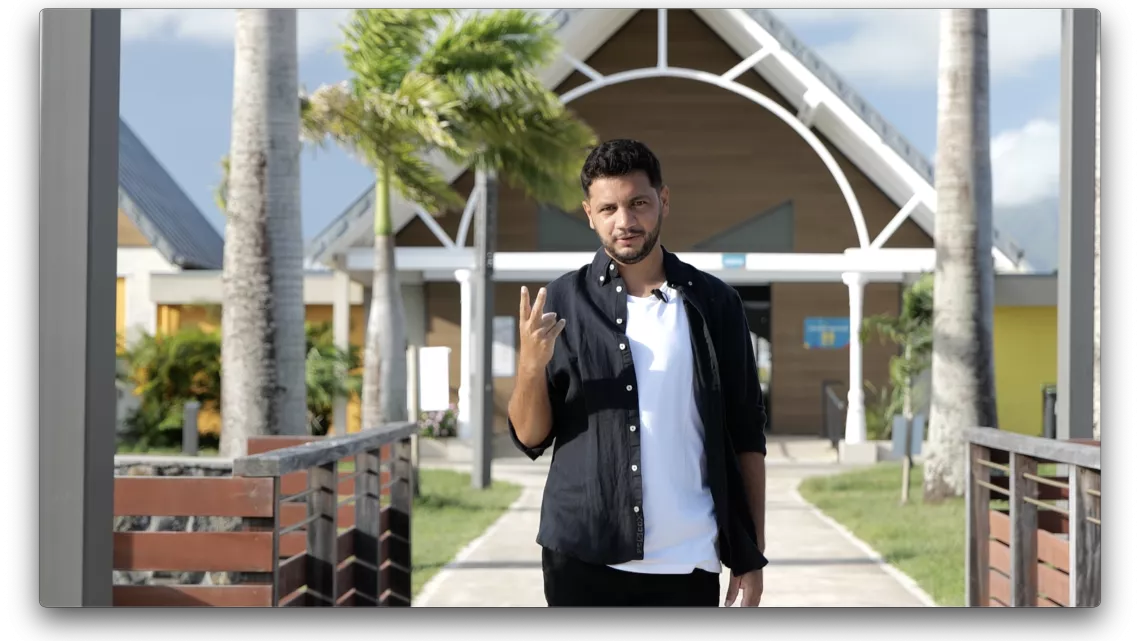 MASCARENA, L’ILE INTENSE Le 1er jeu d’aventure 100% réunionnais 3 candidats, 1 gagnant 1 objectif, venir en aide à des associations caritatives  1 décor naturel, l’Ile Intense  Chaque émission se déroulera dans une commune différente de l’île, emmenée par le Game Master, Tony Boyer
