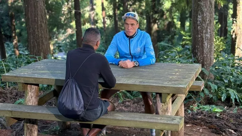 Pour une immersion au cœur du trail réunionnais, Eddy Palma nous propose un instant privilégié aux côtés des grandes figures du trail péï afin de partager leurs expériences et révéler l’humain derrière le sportif. Plus qu’une simple discussion, c’est une parenthèse intime où l’on découvre ce qui anime ces passionnés et ce qui fait la singularité du trail à La Réunion.