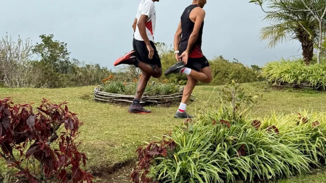 Pour une immersion au cœur du trail réunionnais, Eddy Palma nous propose un instant privilégié aux côtés des grandes figures du trail péï afin de partager leurs expériences et révéler l’humain derrière le sportif. Plus qu’une simple discussion, c’est une parenthèse intime où l’on découvre ce qui anime ces passionnés et ce qui fait la singularité du trail à La Réunion.
